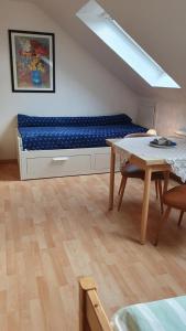 Cette chambre comprend un lit et une table avec une table. dans l'établissement Ferienhaus Norddeich 27, à Norden