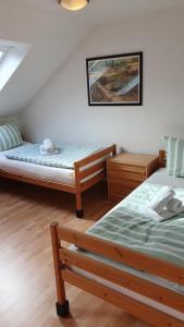 2 lits dans une chambre avec 2 tables et publicité dans l'établissement Ferienhaus Norddeich 27, à Norden 12 autres photos