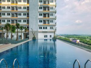 Бассейн в Modern Look Studio LRT City Sentul - Royal Sentul Park Apartment By Travelio или поблизости
