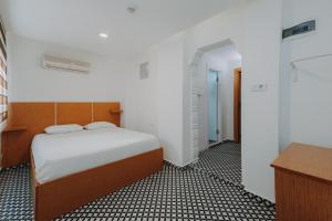 Un dormitorio con una cama y un escritorio. en Deniz Pansiyon, en Izmir
