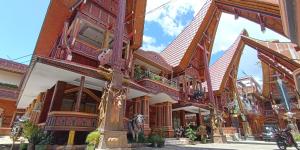 MakaleHotel Lallangan的一栋有很多办公室的建筑物