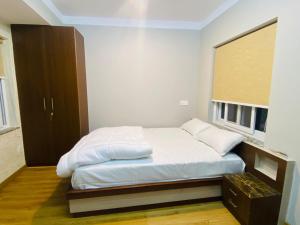 Rúm í herbergi á Niro Suite Home