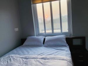 Rúm í herbergi á Niro Suite Home