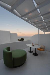 Uma área de estar em Croco Mykonos