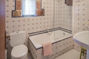 ein Badezimmer mit Toilette, Badewanne und Waschbecken in der Unterkunft El Casuco in Santa María de Redondo + 29 Fotos