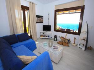 TV a/nebo společenská místnost v ubytování Seaside luxury in Keas Cycladic gem