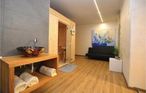 ein Badezimmer mit einem Waschbecken und einer Schüssel auf der Theke in der Unterkunft Gorgeous Home In Sezana With Sauna in Sežana + 31 Fotos