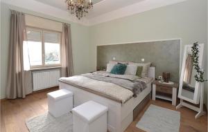 ein Schlafzimmer mit großem Bett und Fenster in der Unterkunft Gorgeous Home In Sezana With Sauna in Sežana