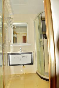 un baño con lavabo y espejo en Casamia luxury 2, en Nairobi