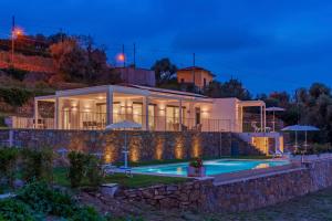 een villa met zwembad 's nachts bij VILLA GIOIA 8, Emma Villas in Sanremo