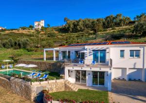 een afbeelding van een villa met zwembad bij VILLA GIOIA 8, Emma Villas in Sanremo