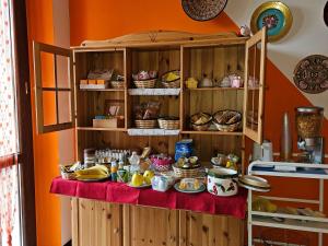 kuchnia z blatem, na którym stoi jedzenie w obiekcie B&B Villa Emilia Milano w Mediolanie +16 zdjęć