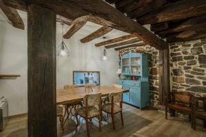una sala da pranzo con tavolo e sedie in legno di La Casa Del Diezmo De La Montaña a Redondo
