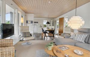 Η κουζίνα ή μικρή κουζίνα στο Nice Home In Hejls With Wifi