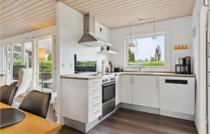 Η κουζίνα ή μικρή κουζίνα στο Nice Home In Hejls With Wifi