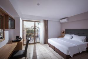Ein Bett oder Betten in einem Zimmer der Unterkunft Gouves Waterpark Holiday Resort