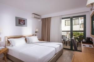 Ein Bett oder Betten in einem Zimmer der Unterkunft Gouves Waterpark Holiday Resort