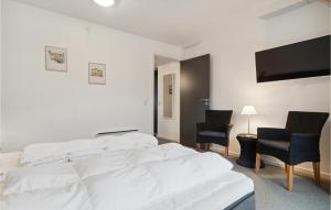A bed or beds in a room at Lovely Apartment In Allinge With Wifi