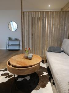 Habitación con mesa de centro junto a la cama en Weidehof kleiner Heuboden, en Jübek