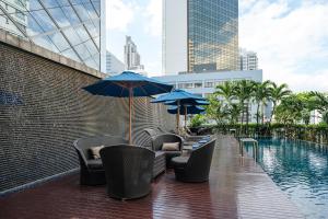 曼谷阿索克希尔顿酒店 - Hilton Bangkok Grande Asoke内部或周边的泳池