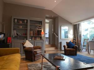 a living room with a couch and chairs and a table at Petite Villa de impasse du Prieure in Caen