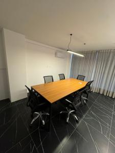 Flat piscina borda infinita a 50m do mar - 214 في جواو بيسوا: غرفة اجتماعات بها طاولة وكراسي خشبية +23 صورة