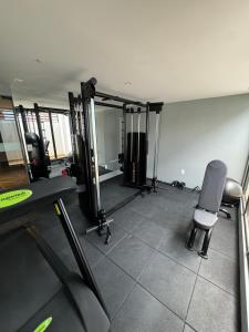 Flat piscina borda infinita a 50m do mar - 214 في جواو بيسوا: غرفة مع صالة ألعاب رياضية مع كرسي ومعدات