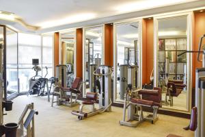 曼谷阿索克希尔顿酒店 - Hilton Bangkok Grande Asoke的健身中心和/或健身设施
