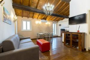 a living room with a couch and a table at Apartment Villa Kennedy - Bob in Sirmione