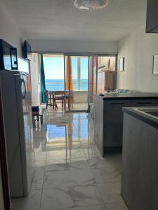 Η κουζίνα ή μικρή κουζίνα στο Appartement Entièrement Rénové en Bord de Mer avec Vue Imprenable et Parking Privé