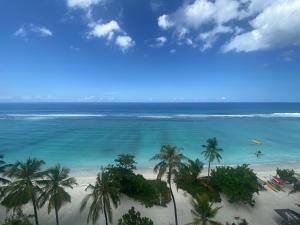 マレにあるNoovila Grand Hulhumale' Maldives澜酒店のヤシの木と海のあるビーチの景色 +11枚の写真