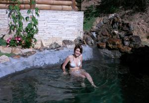 Eine Frau im Wasser im Tauchbecken in der Unterkunft Bosque dos Beija-Flores Pousada e Spa in São Thomé das Letras