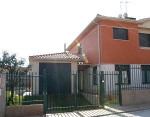 CardeñajimenoCaradenia的一座带门和栅栏的房子