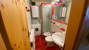 a small bathroom with two toilets and a sink at Casa a Cervinia sulle piste in Breuil-Cervinia +25 photos