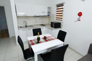 Kuchyň nebo kuchyňský kout v ubytování Apartments Renato