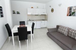 Kuchyň nebo kuchyňský kout v ubytování Apartments Renato