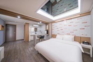 una camera d'albergo con un grande letto e un lucernario di TOP motel a Gyeongju