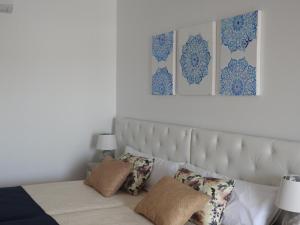 Postel nebo postele na pokoji v ubytování Sandra Rooms