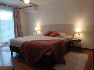 a bedroom with a bed with two red pillows on it at Guesthouse La maison de Fille in Diest