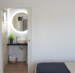 Postel nebo postele na pokoji v ubytování Sandra Rooms