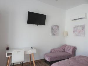 TV a/nebo společenská místnost v ubytování Sandra Rooms