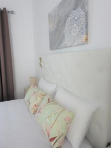 Postel nebo postele na pokoji v ubytování Sandra Rooms
