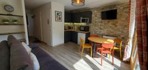 Кухня или мини-кухня в Appartement Saint Gervais les Bains piscine et vue imprenable Mont Blanc
 +14 фотографий