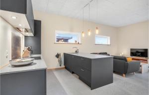 Η κουζίνα ή μικρή κουζίνα στο 3 Bedroom Cozy Home In Tarm