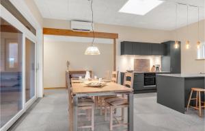 Η κουζίνα ή μικρή κουζίνα στο 3 Bedroom Cozy Home In Tarm +29 φωτογραφίες