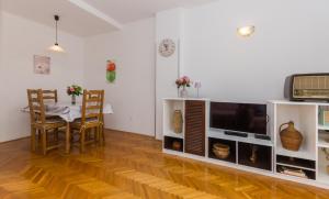 Televízia a/alebo spoločenská miestnosť v ubytovaní Apartment Domijan by El-pi tours