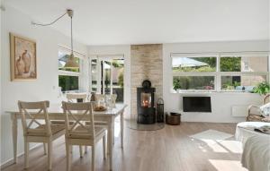 Χώρος καθιστικού στο 2 Bedroom Beautiful Home In Vejby