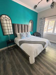 Postel nebo postele na pokoji v ubytování Beautiful SeaPoint Holiday Apt