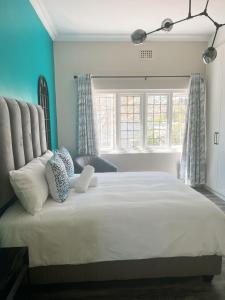 Postel nebo postele na pokoji v ubytování Beautiful SeaPoint Holiday Apt + 8 fotografií