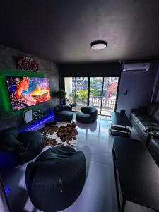 TV a/nebo společenská místnost v ubytování ILOFT Hostel Phuket + 18 fotografií